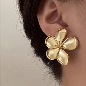Solid Flower Stud Earrings Golden